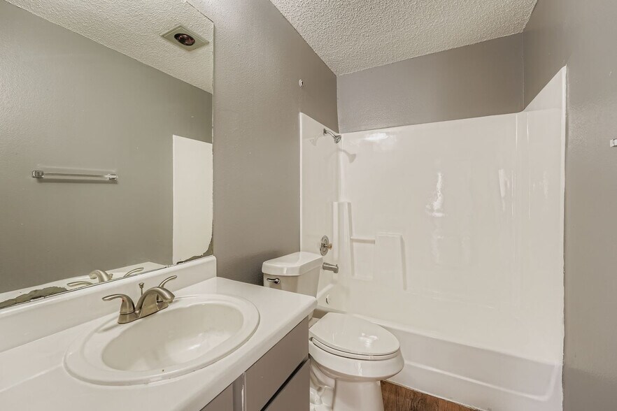 Building Photo - Room in Apartment on West Loop