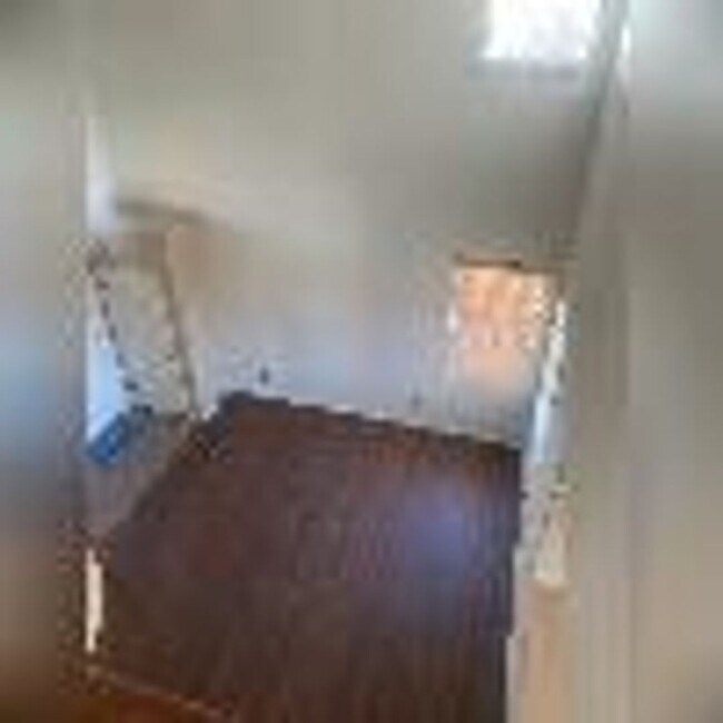 Building Photo - 4 Bedroom, 2 1/2 Bath Available Now!