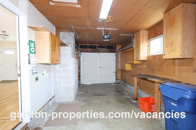 Building Photo - 10851 SE Garrett Dr