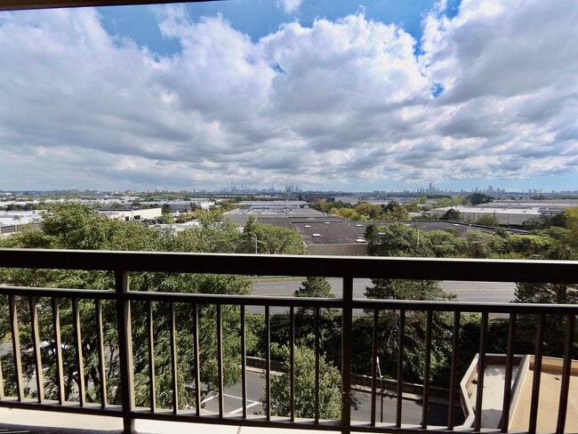 Building Photo - 1309 Harmon Cove Tower