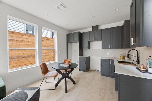 Building Photo - 1709 Maple Ave