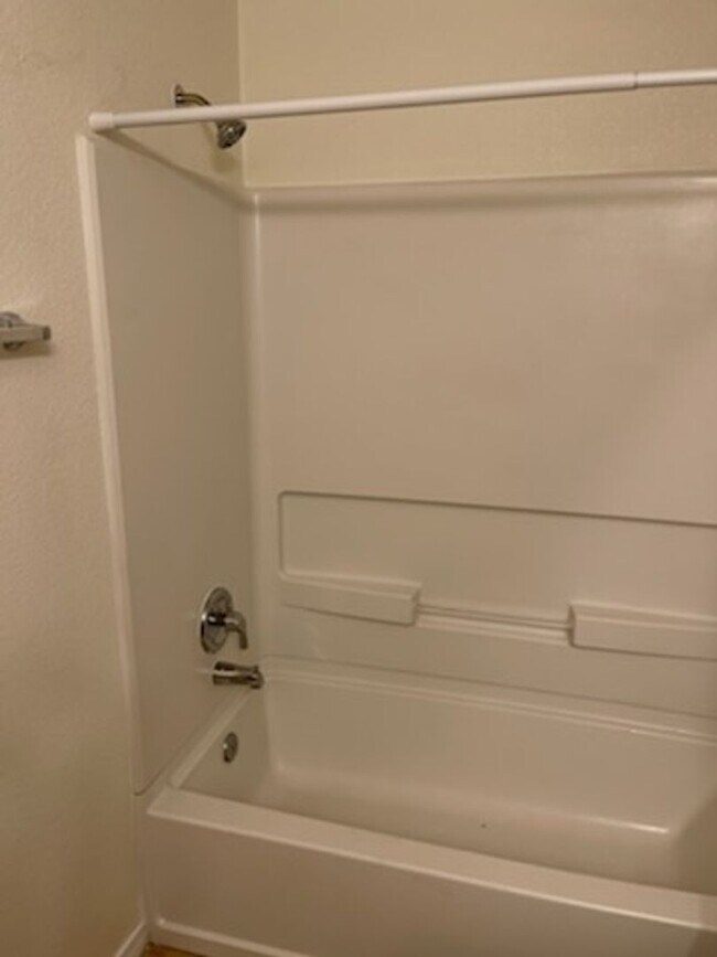 Building Photo - 3 bedroom 2.5 bathroom Townhome