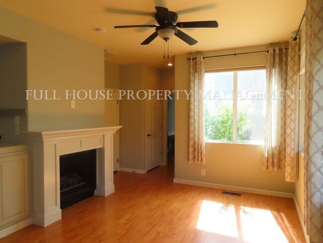 Building Photo - 3 Bed, 2.5 Bath + Bonus room/possible 4th ...