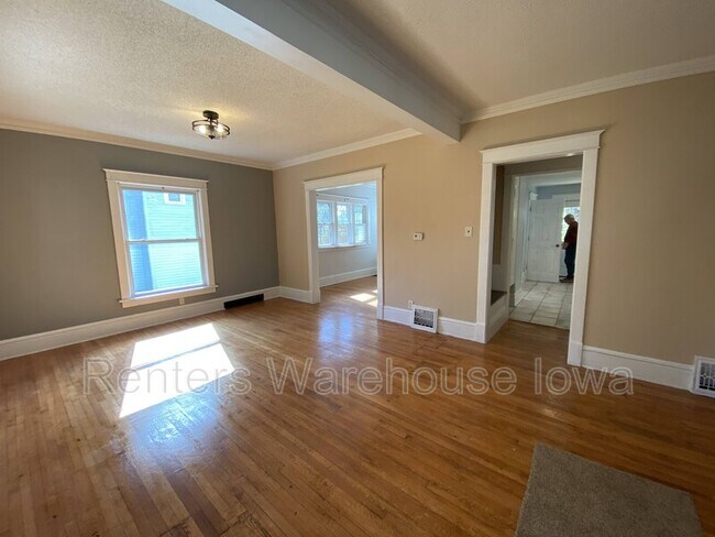 Building Photo - 1622 E 8th St