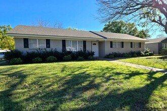 Building Photo - Updated Ranch Style Home in Wedgewood!