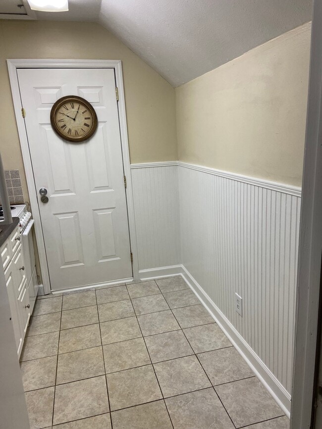 Building Photo - 3069 Colonial Way