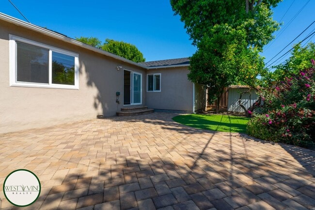 Building Photo - Stunning 3 Bed / 2 Bath Home | Attached Ga...