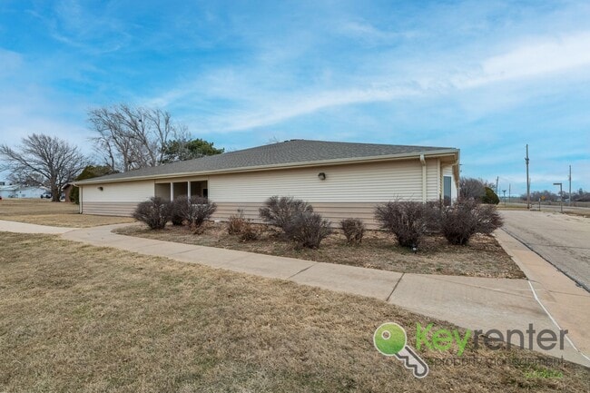 Building Photo - 1411 S Douglas Ave
