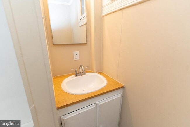 Building Photo - 915 N Division St