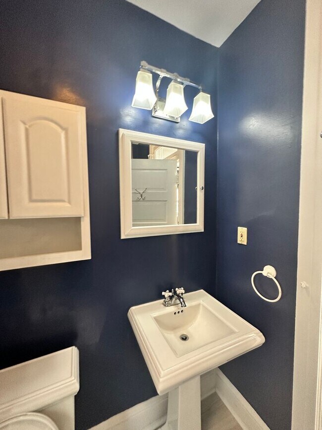 Building Photo - 809-809-809-802 King St