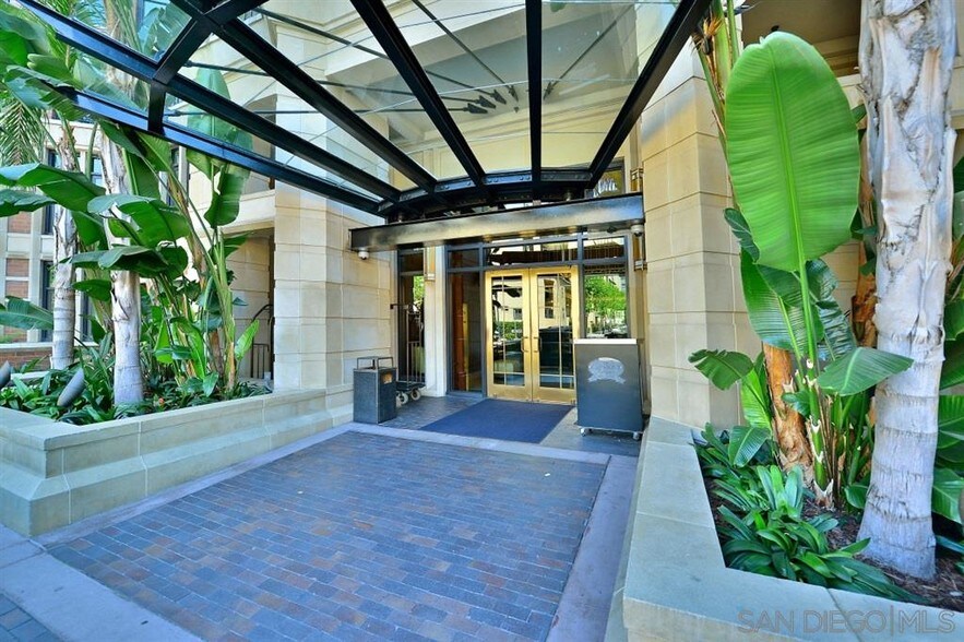 Building Photo - 500 W Harbor Dr