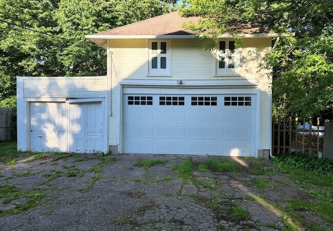 Building Photo - 716 N Walnut St