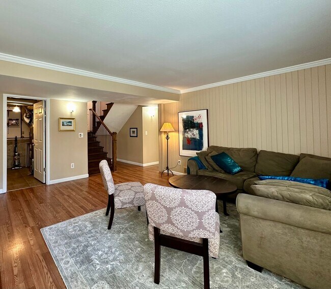 Building Photo - Fully Furnished 4 bedroom 2 bath home is Englewood!!