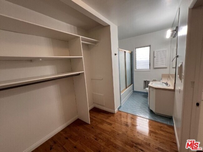 Building Photo - 1323 N Olive Dr