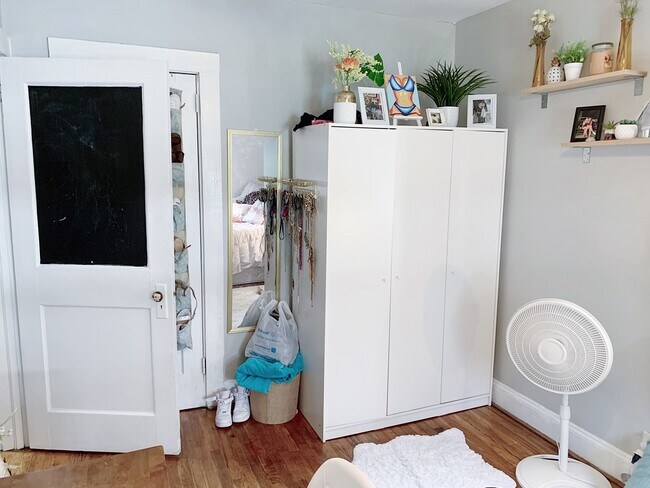 Building Photo - 3 Bedrooms 2 Full Bathrooms with fenced in...