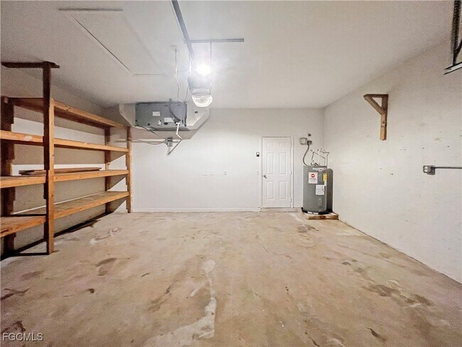 Building Photo - 906 Alfreda Ave