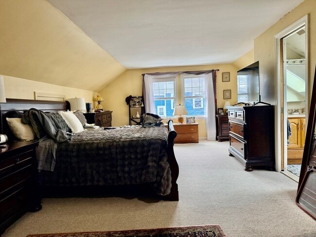 Building Photo - 740 Belmont St