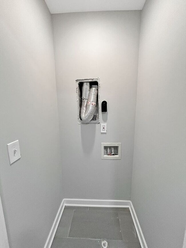 Building Photo - Modern 3-Bedrooms Townhome with Natural Li...