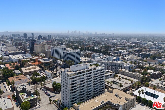 Building Photo - 7135 Hollywood Blvd