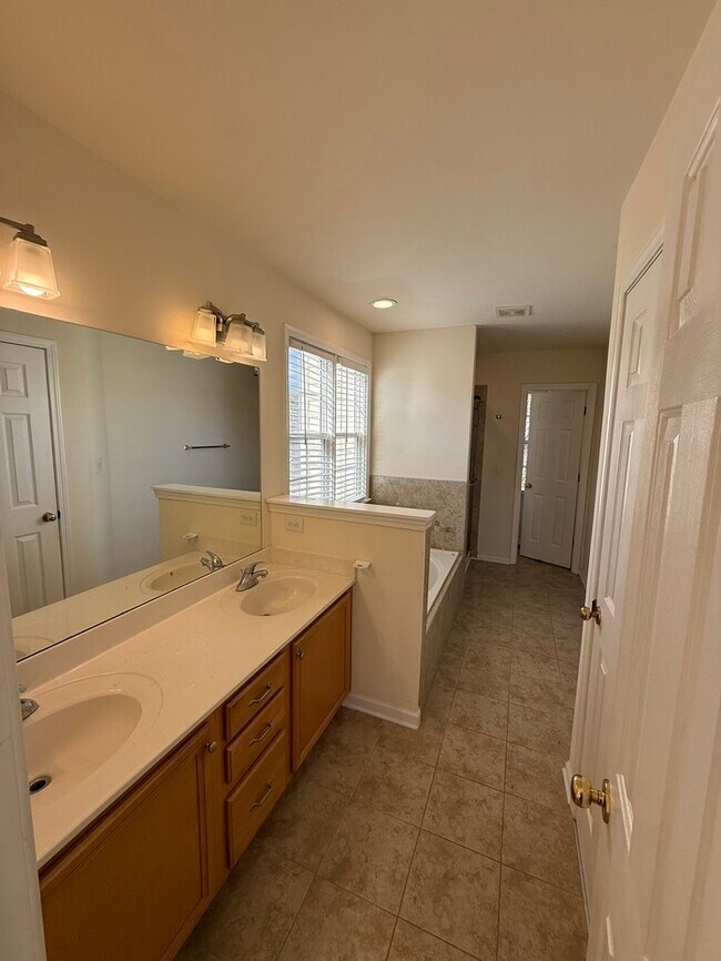 Building Photo - Beautiful 3 Bedroom 2.5 Bath End Unit Town Home with Lake View!