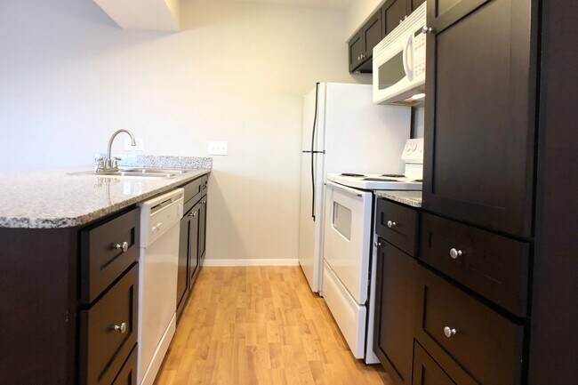 Building Photo - Sublease Available 9/14/2026- 8/01/2027