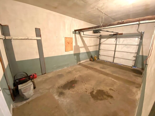 Building Photo - Gorgeous 5 Bed, 2 Bath House Near Concordia and MSUM!