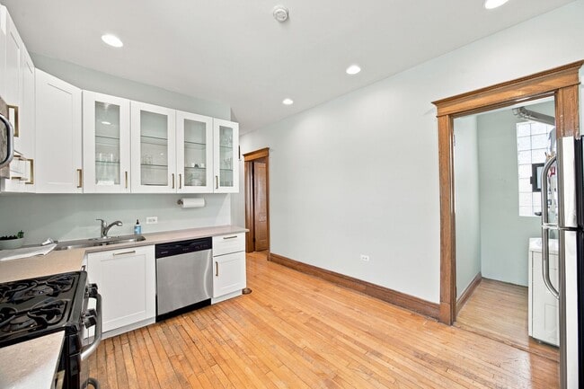 Building Photo - 3330 W Evergreen Ave