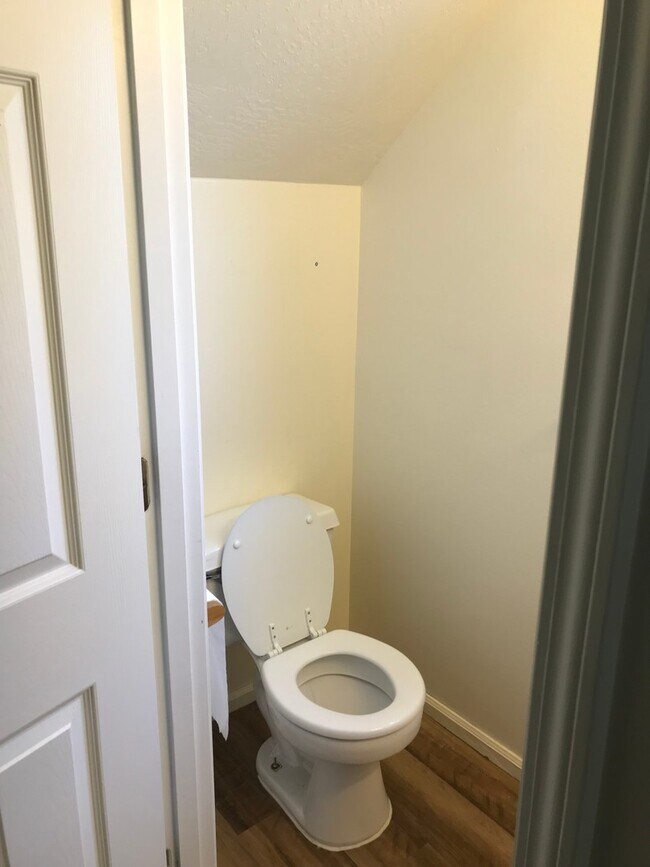 Building Photo - (SAM 15) 3 bedroom and 1.5 Bathroom duplex