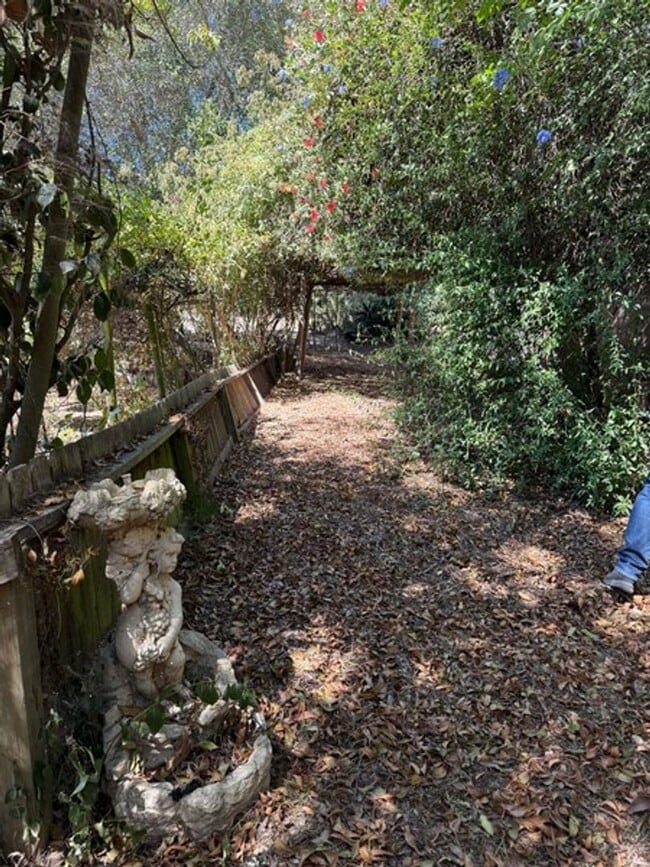 Building Photo - Enchanted Garden House in Lake Marie
