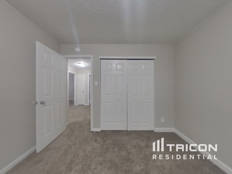 Building Photo - 10990 Clear Spring Dr