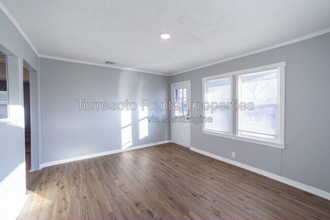 Building Photo - 2731 Menchaca St