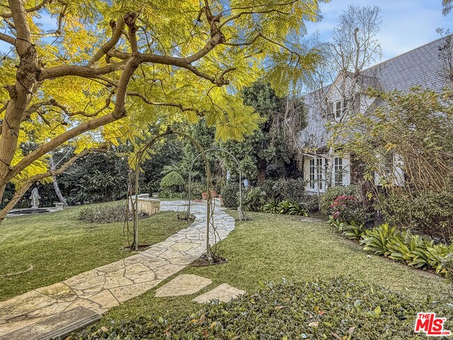 Building Photo - 821 Whittier Dr