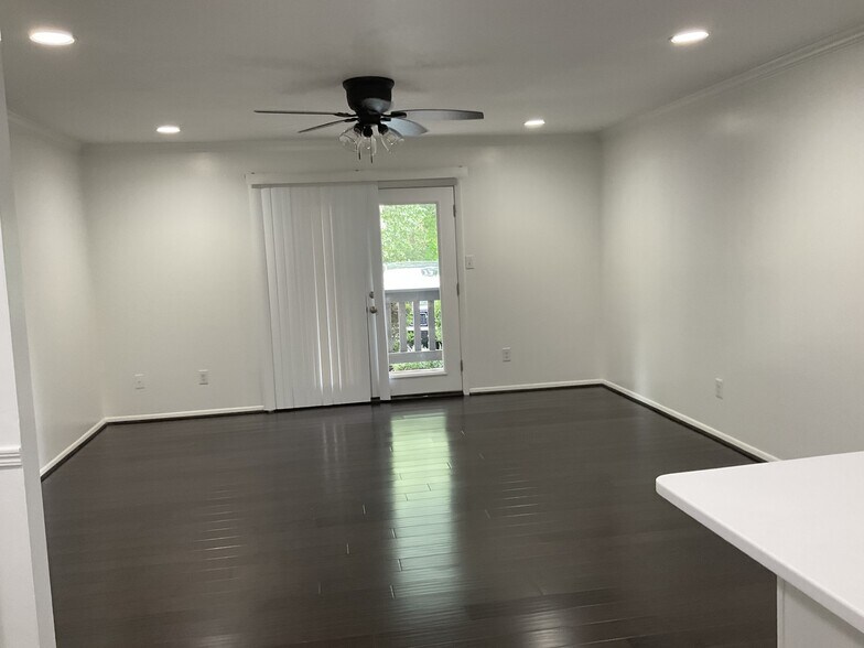 Building Photo - 1001 Woodland Vlg