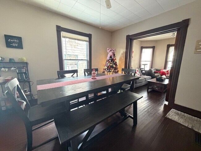 Building Photo - Spacious Three Bedroom Single Family near John Ball Zoo!