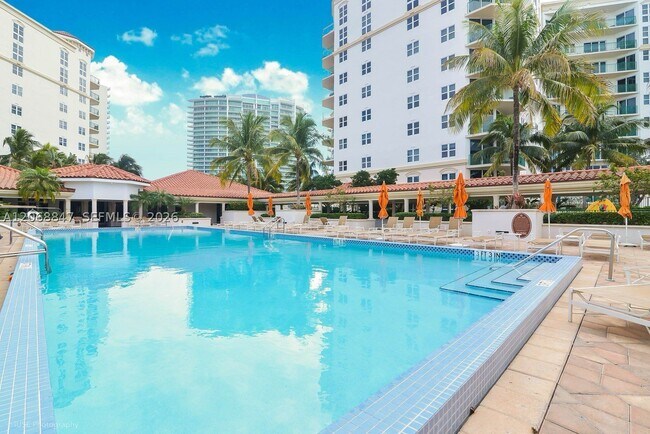 Building Photo - 20000 E Country Club Dr