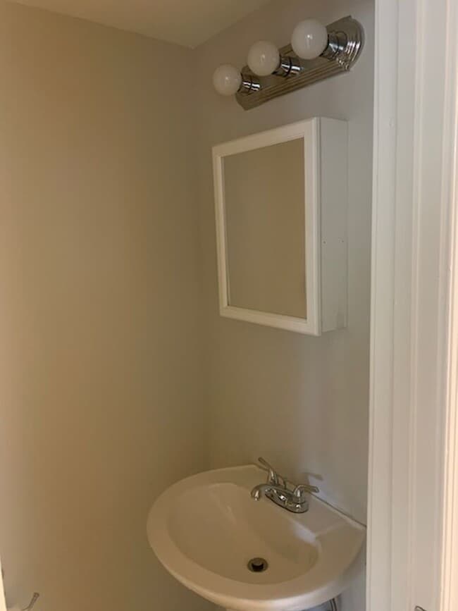 Building Photo - 3 Bedroom Townhome - Glen Burnie