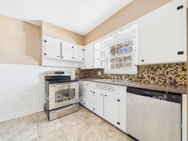 Building Photo - 871 Kennebec Ave