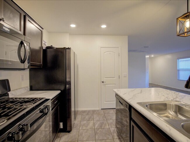Building Photo - 3 Bedroom 2 Bathroom + Flex Room