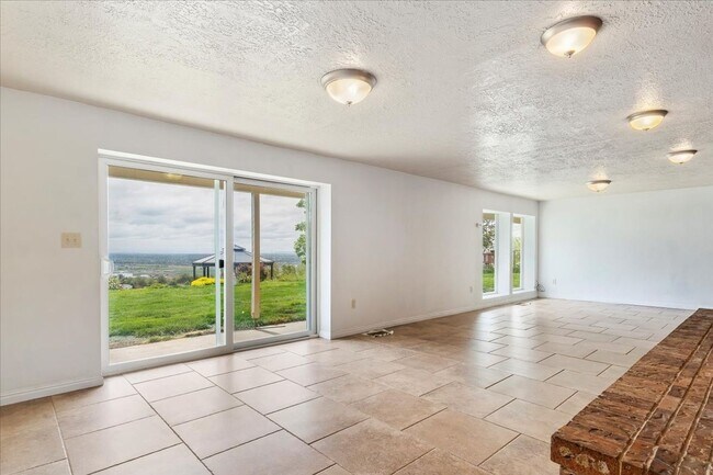 Building Photo - Perfect Family Home! 5 Beds, 3 Baths in Pl...