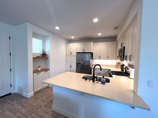 Building Photo - Upgraded Buellton End-Unit With Yard