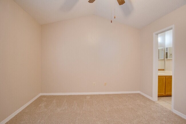 Building Photo - Charming Townhome with Fireplace & Fenced ...