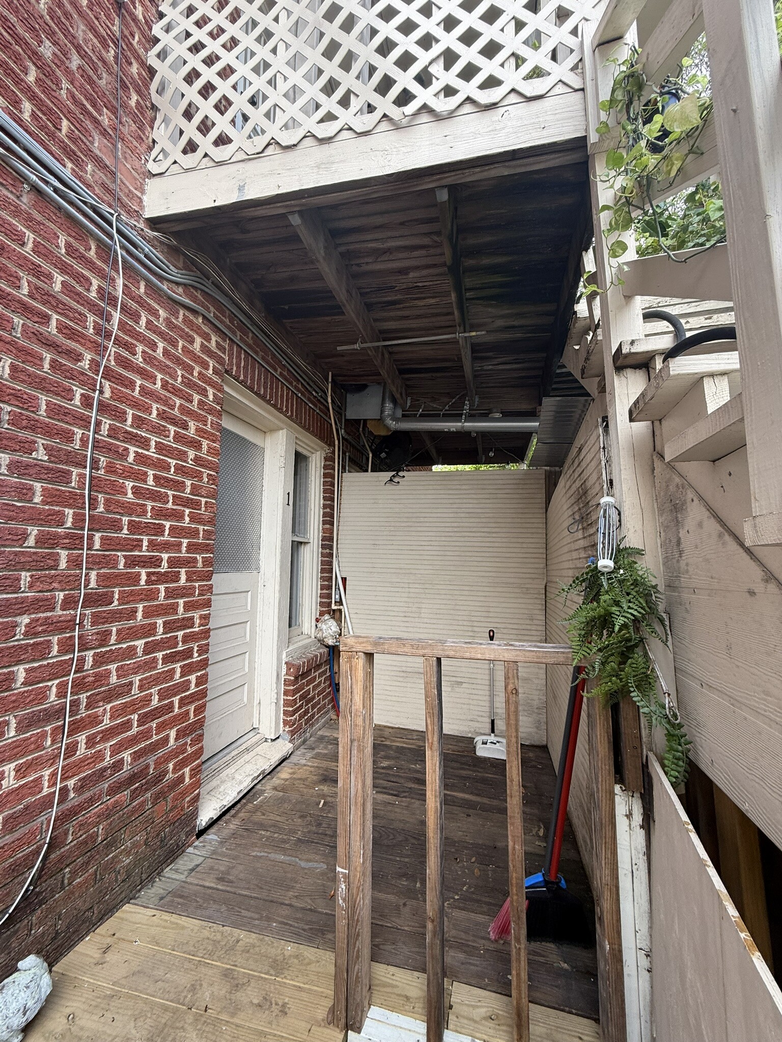 Private Entrance (Patio) - 1302 W Bell St