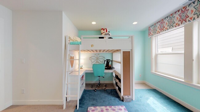 Building Photo - Issaquah highlands 5 bedroom plus Den and 5.5 bathroom newer home with a lot of amenities!!!  A m...