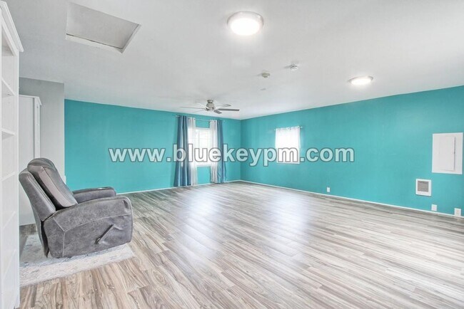 Building Photo - 3 Bed, 2 Bath Home Off SR 500 at NE 54th A...