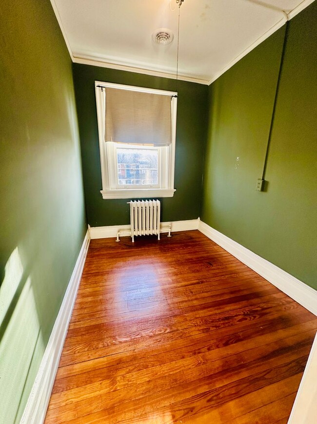 Building Photo - Charming 3bdrm/1.5bth Home Conveniently Located in Richmond's Carytown Area w/Private Balcony!!