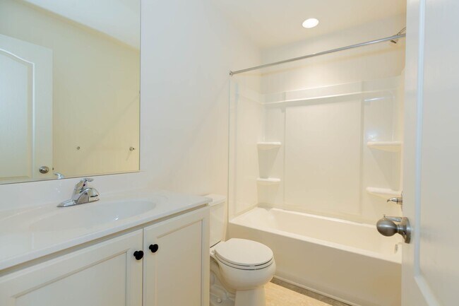 Building Photo - 3 Bed, 2.5 Bath, Townhome in Ranson, WV