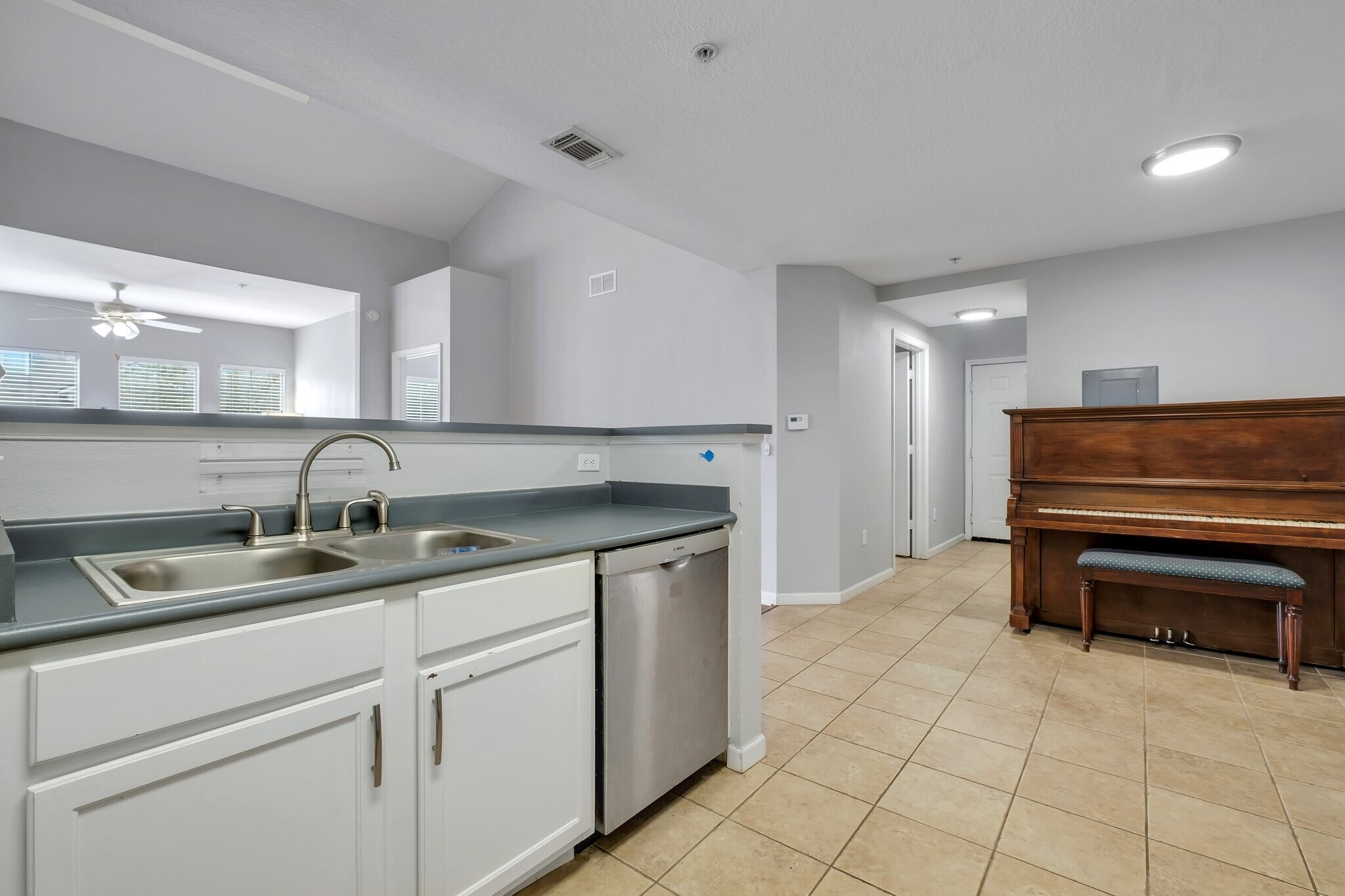 Building Photo - 2801 Chancellorsville Dr