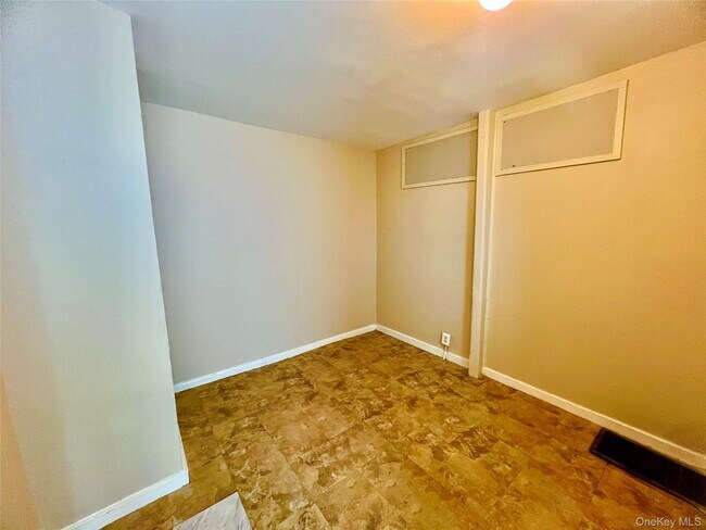 Building Photo - 30 Knapp Ave