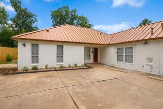 Building Photo - What a deal! a 3 bed house 5 min from DT a...