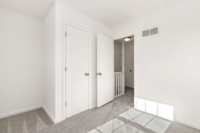 Building Photo - Spacious Three Bedroom Home in Olathe